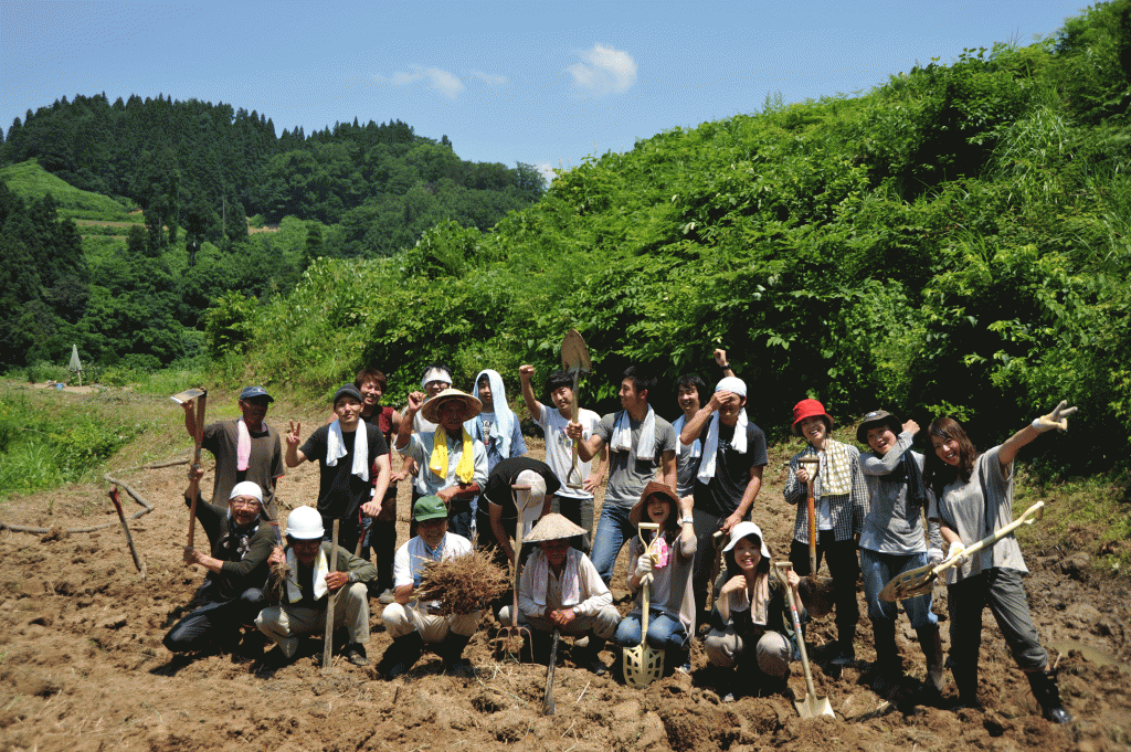 生産地をめぐるツアーのコーディネートも行う栗原さん。写真は、川口・荒谷集落でのツアーにて。