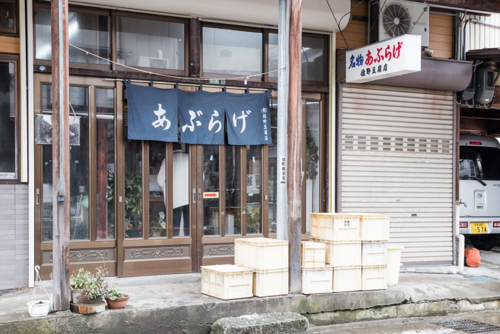 佐野豆腐店の営業開始は朝6時。4時半には店に入り、仕込みがスタートする。