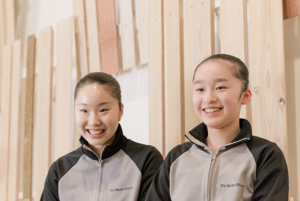 写真左は、難波彩花さん（17歳）右は安藤さやかさん（12歳）。２人ともバトン歴10年選手。