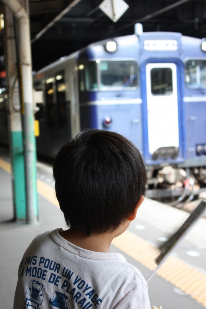 駅員さんにもらった旗を振って越乃Shu＊Kuraのお見送り。乗客や運転士さんが手を振り返してくれるのも子どもには嬉しい思い出になる。