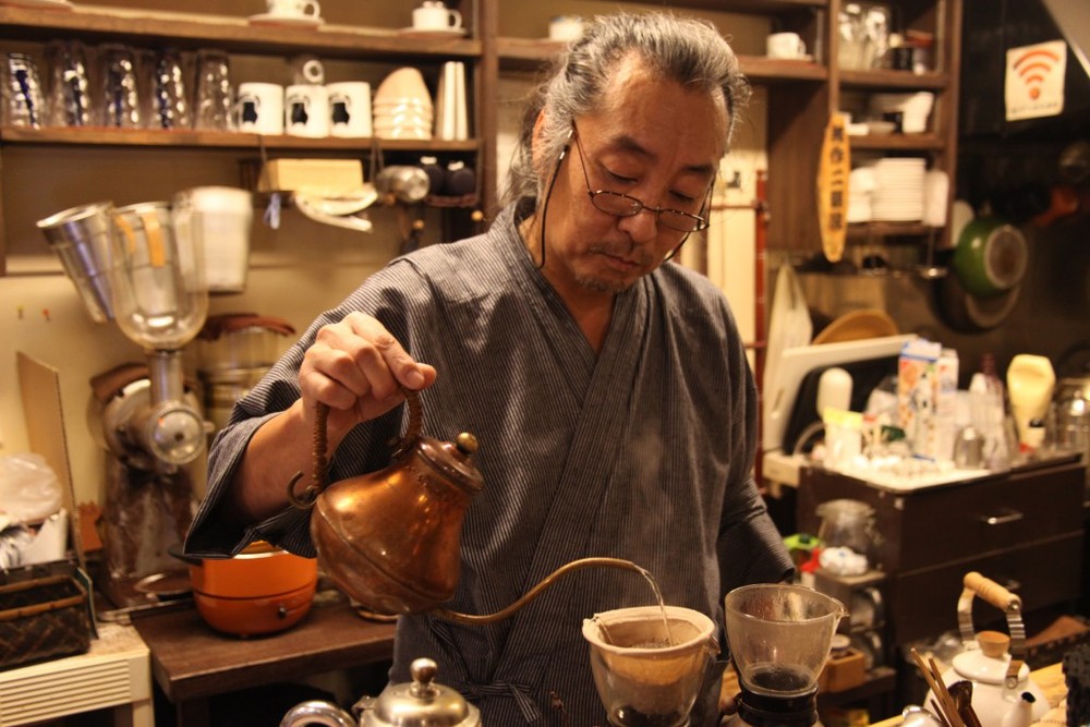 店主の加藤幹男さん。一杯一杯、丁寧に淹れてくれる。