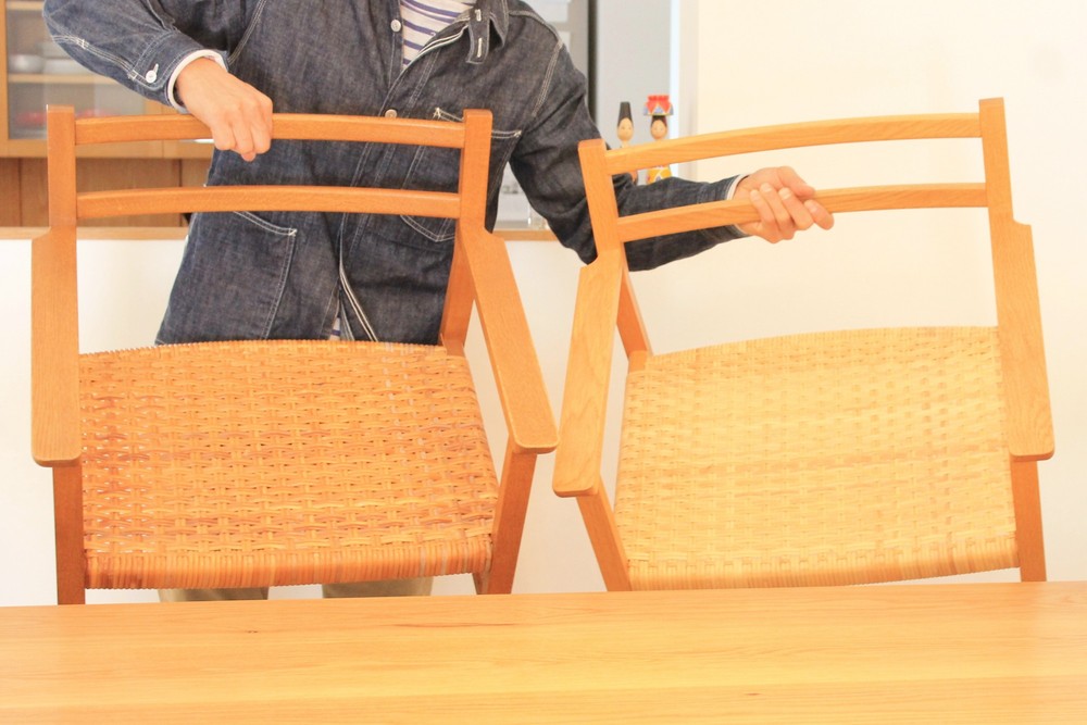 九里さんのダイニングで実際に使っている椅子の座面は、籐で編んでできています。左は10年前のもので、右は2014年7月につくったもの。時を経て深い色になってきました。