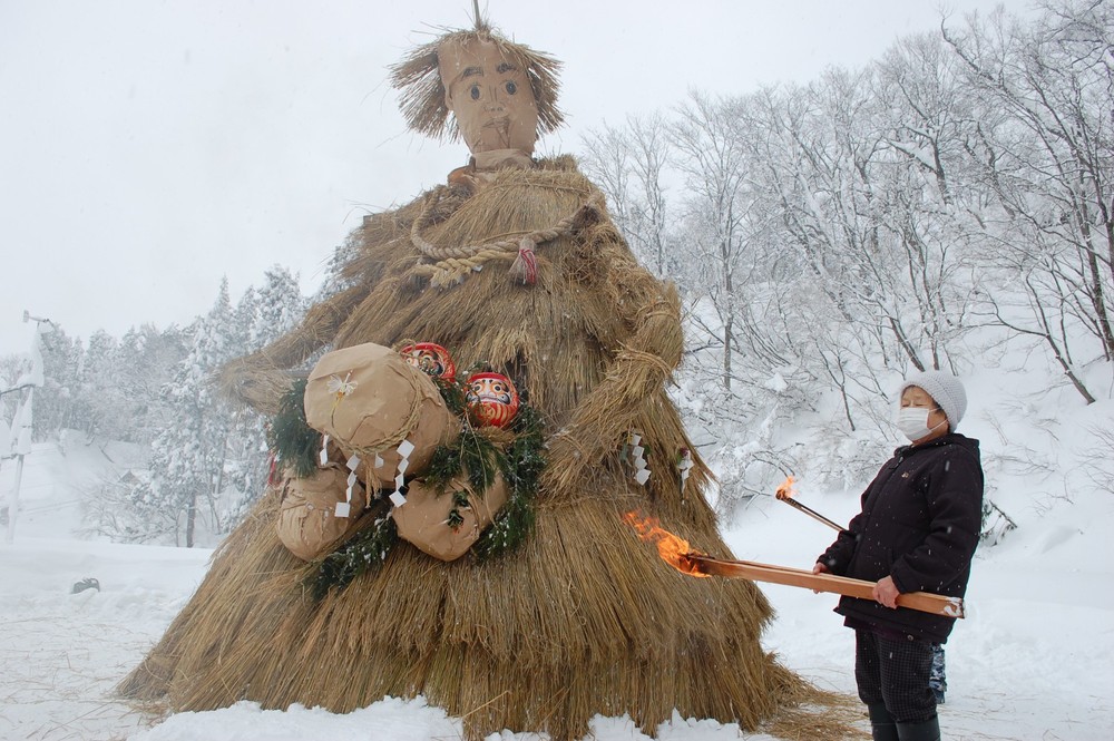 開催は13年ぶり 男根猛々しい巨大な藁人形 道楽人形 を燃やす奇祭が復活 な ナガオカ