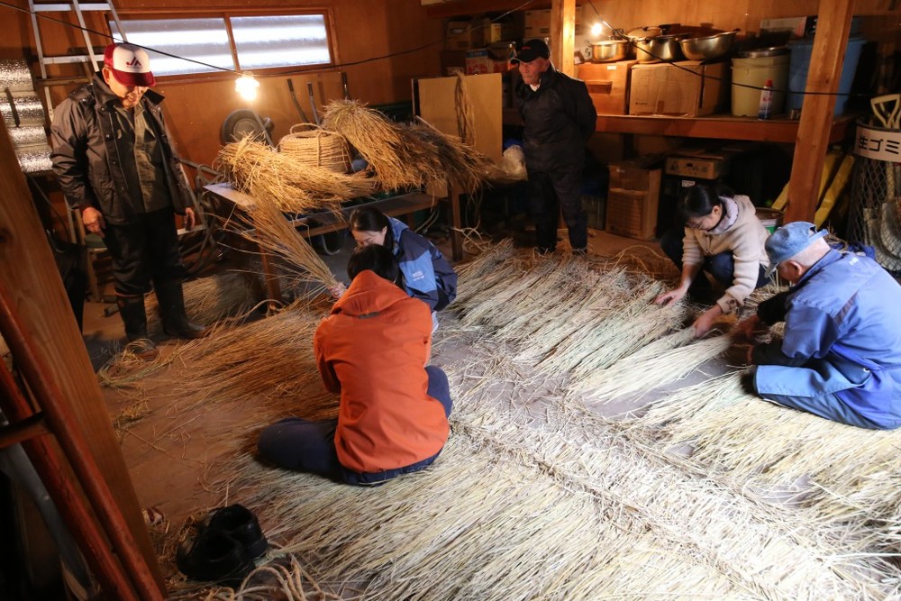 第4回は、トバ編み。秋雨が降る寒い日に小屋で、前回刈り取った稲藁を使って、ムシロを作りました。これが道楽人形のボディになります。