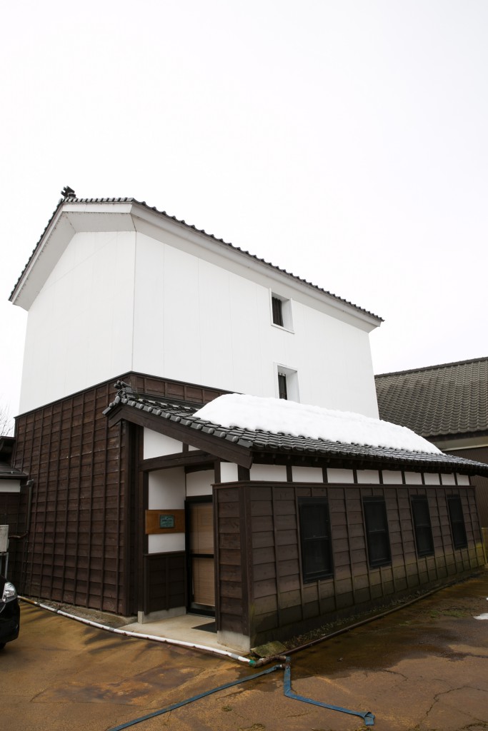 明治15年建造の衣装蔵。中で落語会が行われたこともあり、50人ほど詰めかけました。