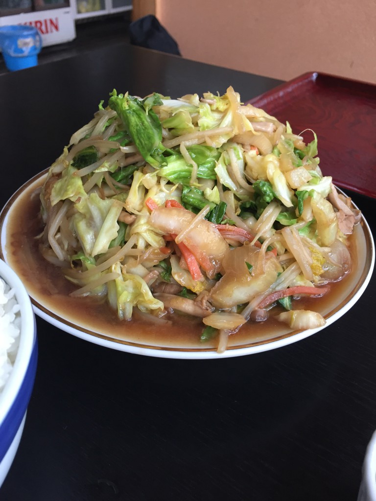 10分程食べ続けてもまだこの量。大量の野菜と格闘している途中で豚肉やシメジが出てくると、お宝を見つけたような気分でうれしい。