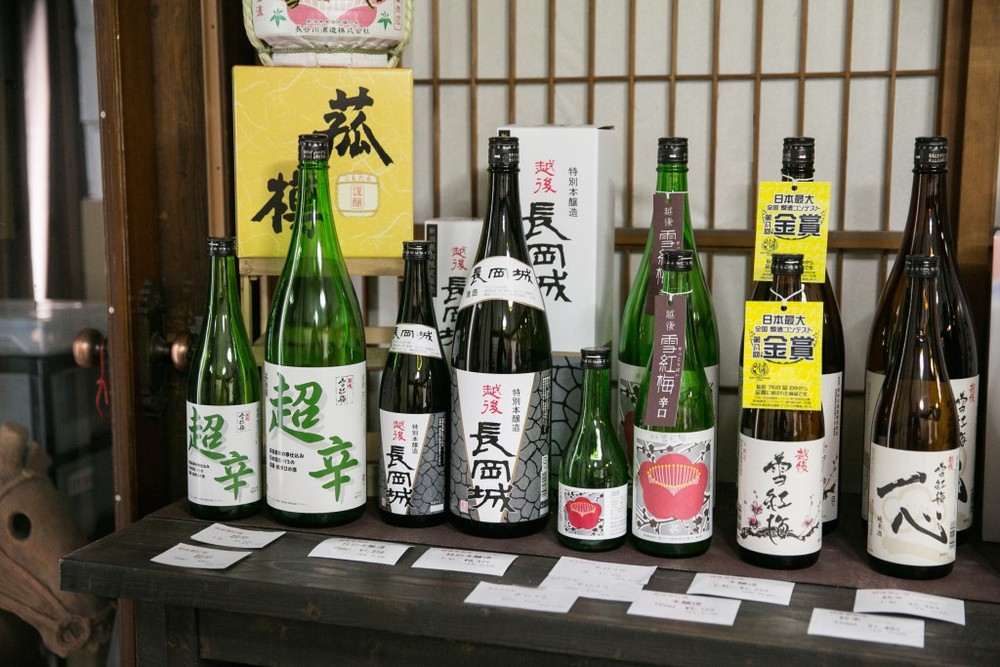 新潟県内限定酒「越後長岡城　特別本醸造」をお土産に。