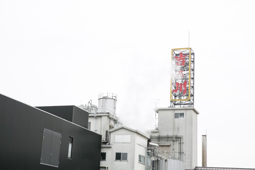 夜はネオンが灯るサインが目印。工場から醸造の蒸気がもくもくと上がっています。