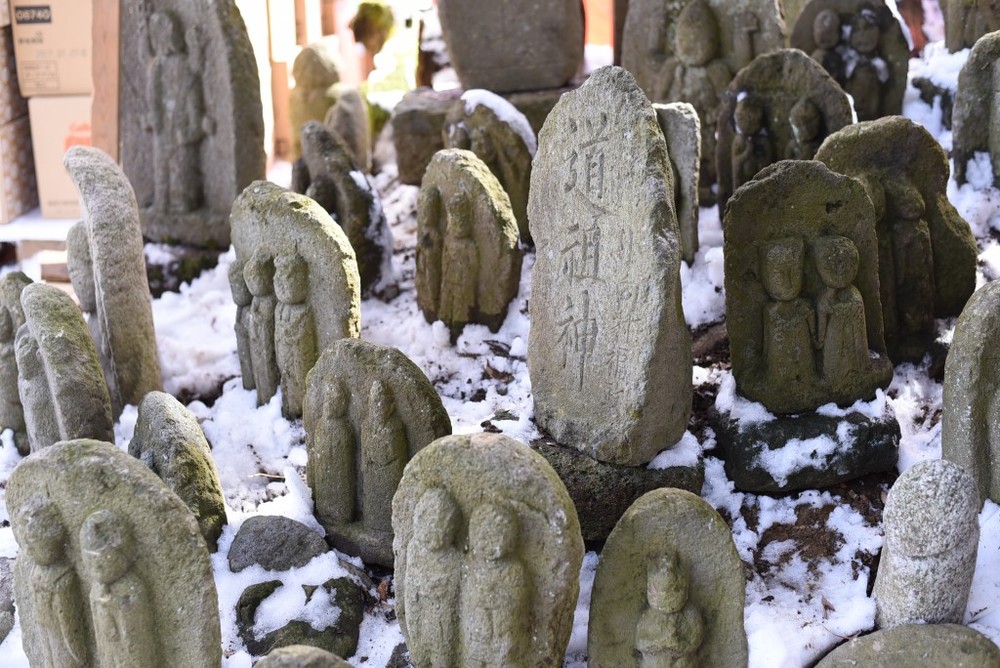 仲良く寄り添う道祖神たち。