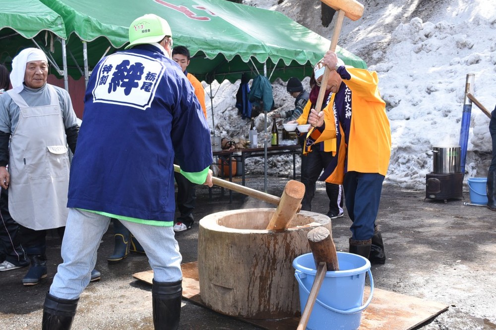 たぬき汁に入っているモチは会場で突きたて。やわらかく風味が抜群。