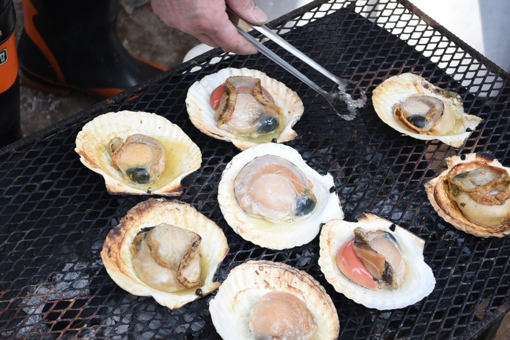 岩手産の大粒ホタテは、磯の香りとプリプリ食感がたまらない美味しさ。