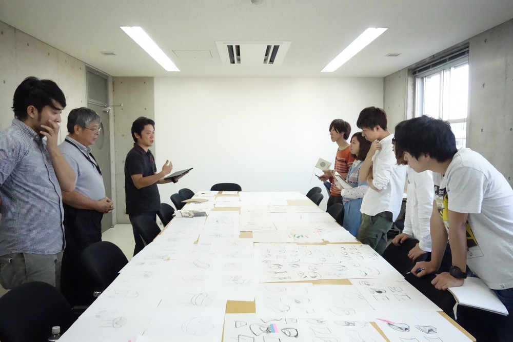 学生たちが描いたラフスケッチを並べて協議検討。写真提供：長岡造形大学 金澤准教授
