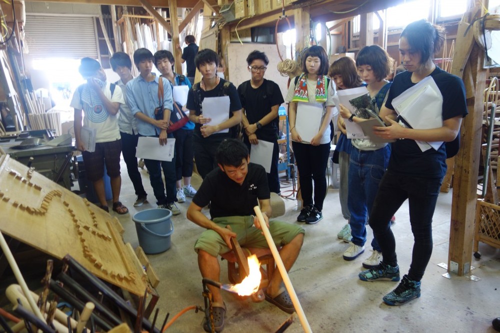 職人の技術を間近で見る学生たち。写真提供：長岡造形大学 金澤准教授