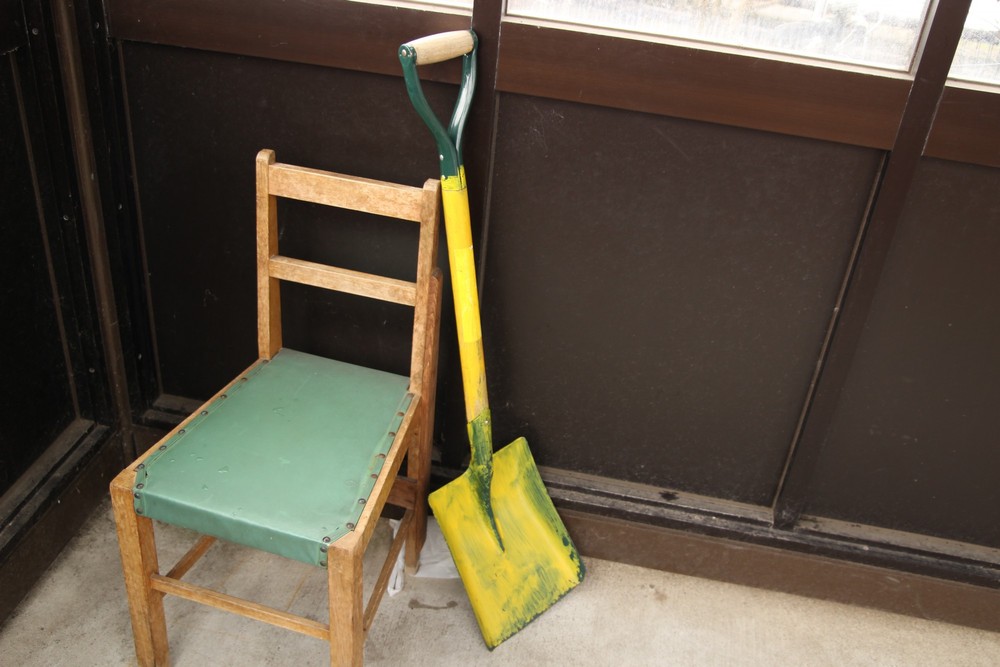 長岡造形大学前のバス停には、黄色く塗られたスコップと椅子がひとつ。