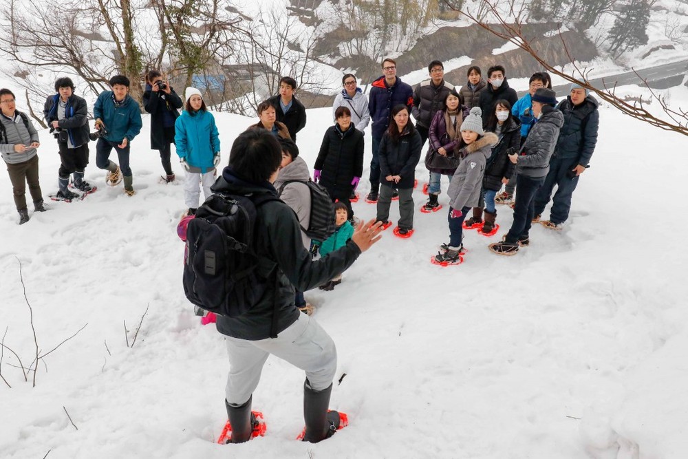 雪道は危険もたくさん。夢中になって雪庇（せっぴ）を踏み抜いたりしないよう、レクチャーが行われました。