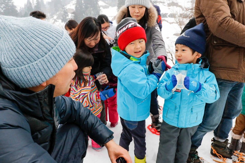 「水だー」「美味しいお水だー」「ちょっと甘い！」。大人も子どもも、初めての味と体験に目を輝かせていました。