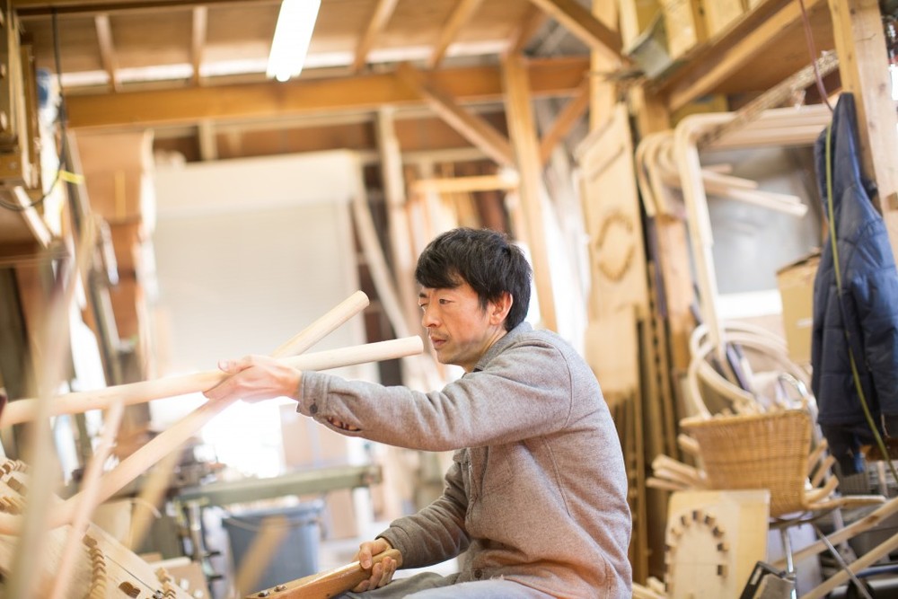 目で見て、ねじれやゆがみを矯正。経験を重ねて培われる技術は、一朝一夕に習得できるものではありません。