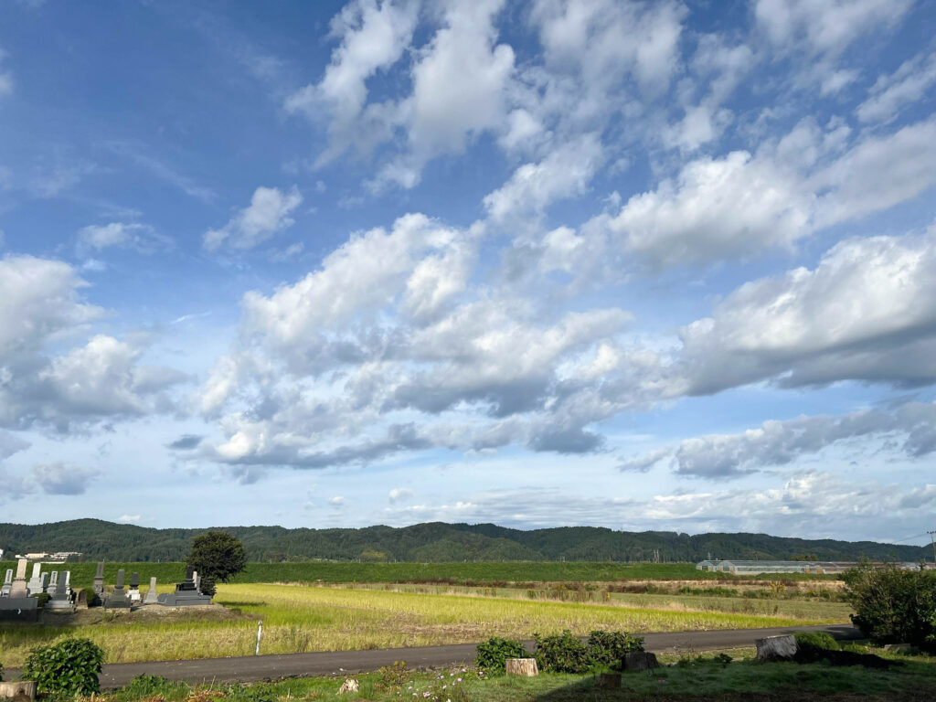 田んぼと山に囲まれる長岡市与板地域。