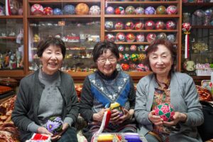土地の記憶と人々の願いをまあるく紡ぐ「栃尾てまり」。保存・伝承の担い手たちの思いを聞いた