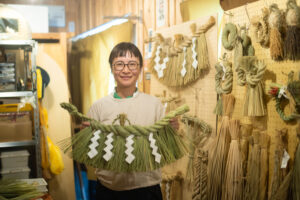 伝統を守り、時代に寄り添う。しめ縄職人・原田悠歩さんが模索する「ともに生きる藁細工」
