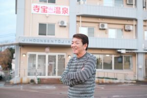 自宅の裏で掘り当てた、源泉「かけ捨て」極上ぬる湯。寺宝温泉が抱く、地域の「湯治場」の矜持