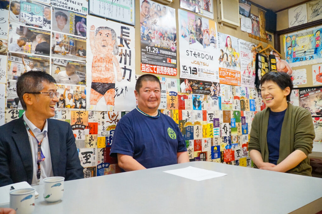 写真左から桜井秀樹さん、宮本茂さん、宮本望さん。なお、取材には、宮本家の息子たち、力さん、真さんにもご協力いただきました。メイン写真でお三方と一緒に写っているのは長男の力さんです。